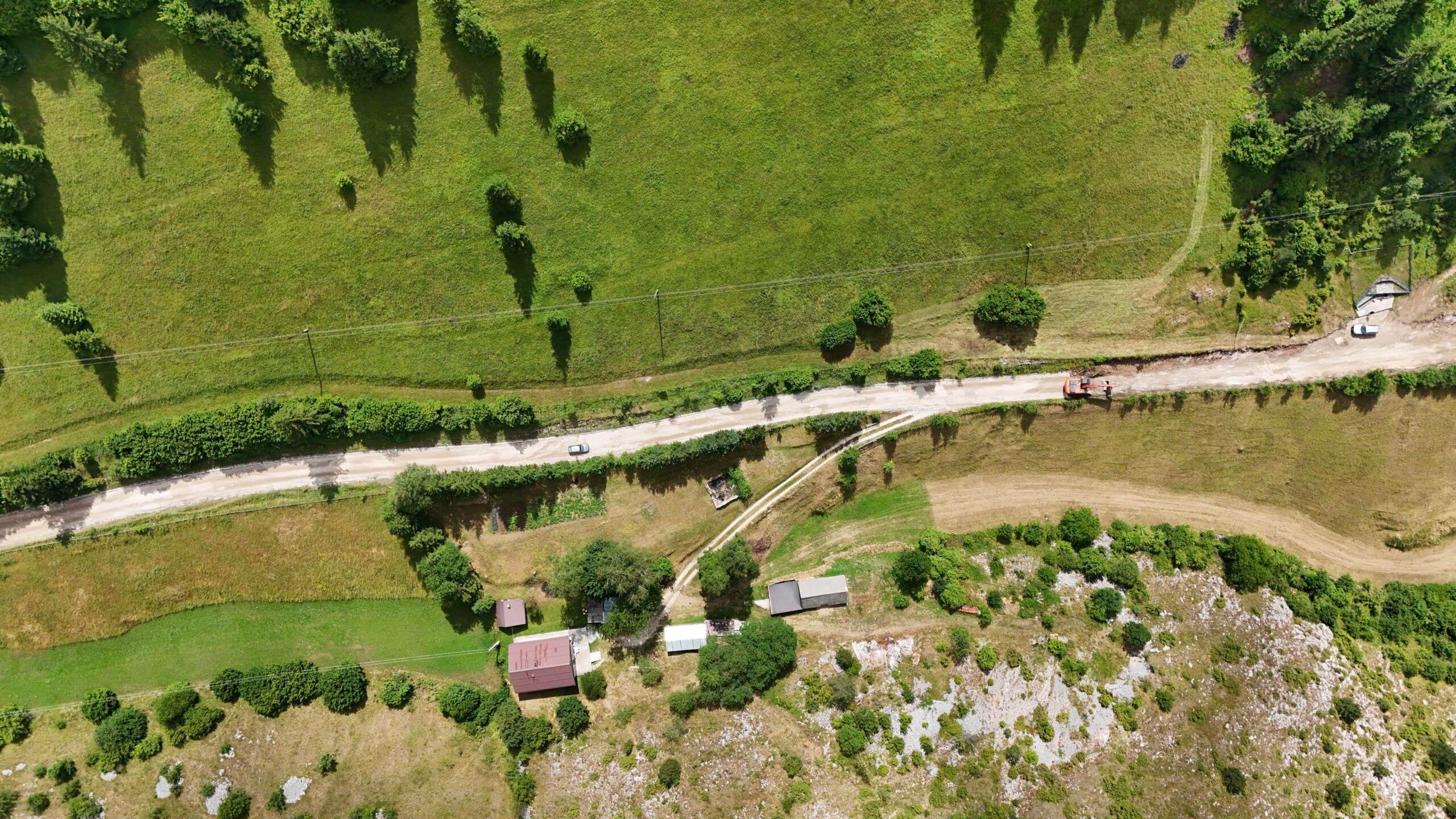 ТОТАЛНА ОБУСТАВА САОБРАЋАЈА НА ДИОНИЦИ ЛОКАЛНОГ ПУТА ХРЕША- ВУЧИЈА ЛУКА