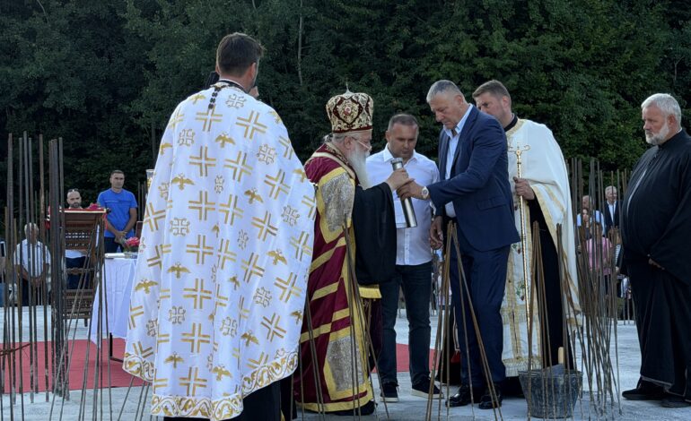 У БУЛОЗИМА ОСВЕШТАНИ ТЕМЕЉИ ХРАМА СВЕТОГ ВЕЛИКОМУЧЕНИКА ПРОКОПИЈА