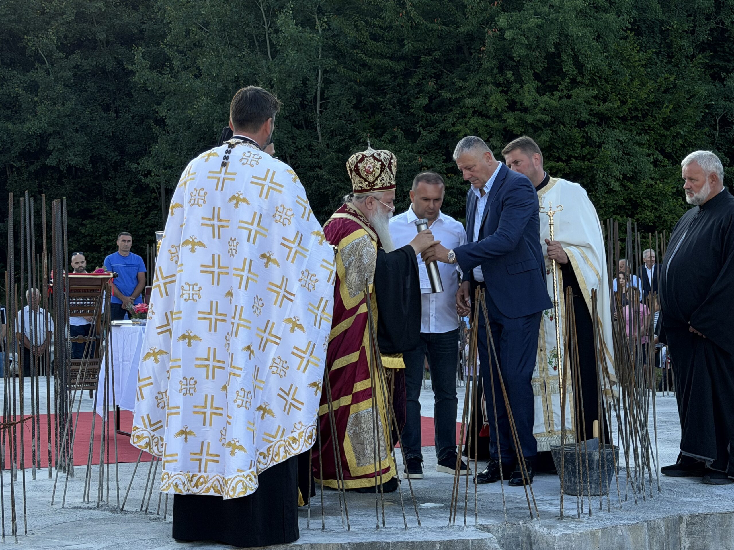 У БУЛОЗИМА ОСВЕШТАНИ ТЕМЕЉИ ХРАМА СВЕТОГ ВЕЛИКОМУЧЕНИКА ПРОКОПИЈА